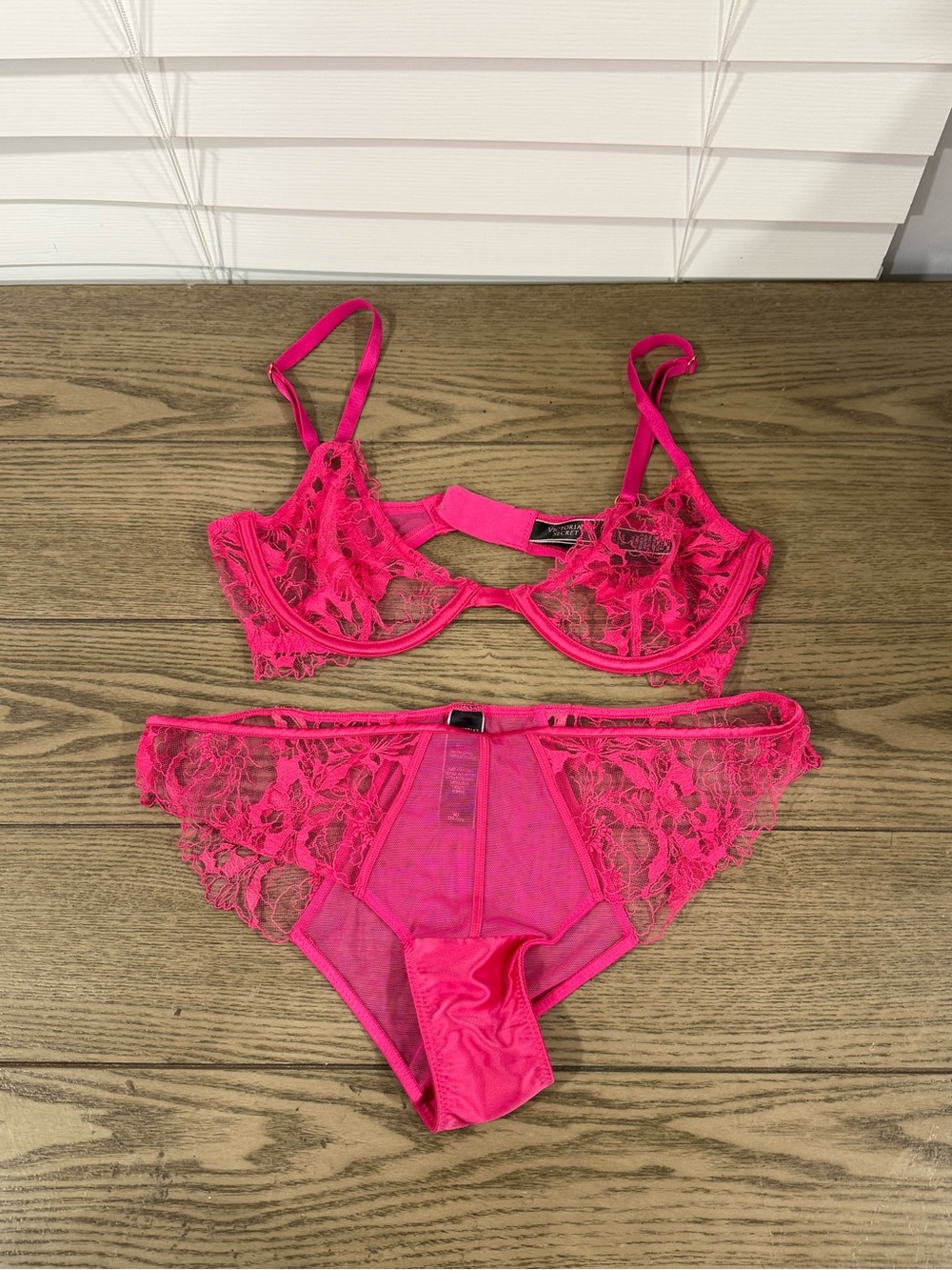 Victoria's Secret Hot Pink Lace Underwire Bra 34 c & Bikini medium Panty Set